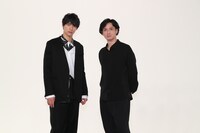 左から福士蒼汰、安藤政信。