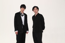 左から福士蒼汰、安藤政信。