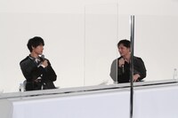 左から福士蒼汰、安藤政信。