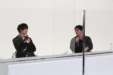 左から福士蒼汰、安藤政信。