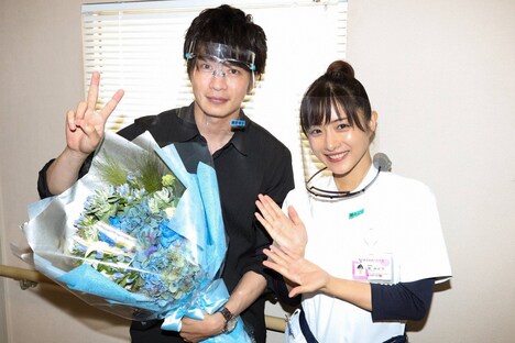 左から田中圭、石原さとみ。