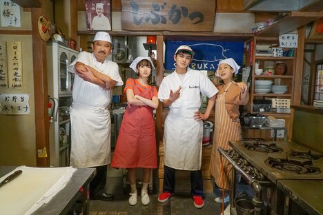 「とんかつDJアゲ太郎」メイキング写真より、左からブラザートム、池間夏海、北村匠海、片岡礼子。