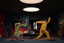 左から宮澤エマ演じる曽我そと子、香取慎吾演じる舎人真一。