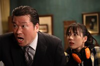 左から佐藤二朗演じる粕谷次郎、山本千尋演じる粕谷あかね。