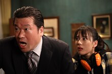 左から佐藤二朗演じる粕谷次郎、山本千尋演じる粕谷あかね。