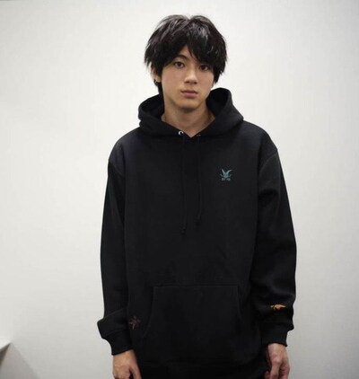 ソウルドラゴンパーカー（漆黒の闇纏衣）を着用した山田裕貴。