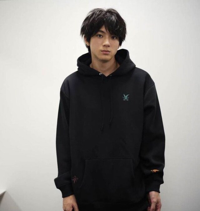 ソウルドラゴンパーカー（漆黒の闇纏衣）を着用した山田裕貴。