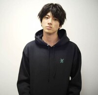 ソウルドラゴンパーカー（漆黒の闇纏衣）を着用した山田裕貴。