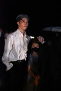娘を雨から守るMIYAVI。
