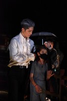 人気画像2位は「MIYAVI『なら国際映画祭』レッドカーペットに娘と共に登場」より、娘を雨から守るMIYAVI。