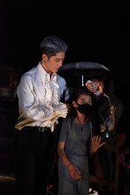 娘を雨から守るMIYAVI（左）。