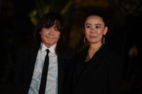 人気画像6位は「MIYAVI『なら国際映画祭』レッドカーペットに登場、慌ててそろえた衣装で娘を雨から守る」より、小室哲哉、河瀬直美。