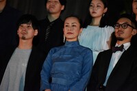 渡辺真起子（中央）