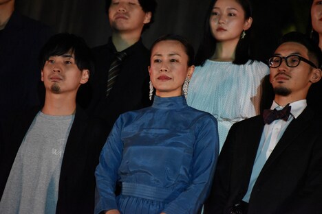 渡辺真起子（中央）