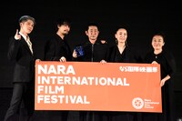 人気画像3位は「MIYAVI『なら国際映画祭』レッドカーペットに娘と共に登場」より、MIYAVI、斎藤工、永瀬正敏、河瀬直美、中野聖子。