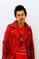 アキラ100%演じる市川。