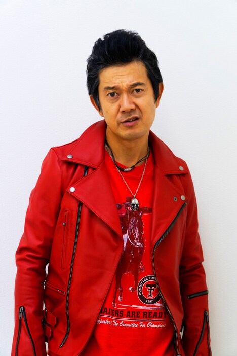 アキラ100%演じる市川。