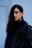 青野楓演じるカラス女。