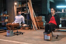 左から重岡大毅演じる稲葉コウタ、上田竜也演じる松本タカオ。