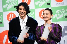 左から山田裕貴、奈緒。