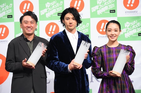 左から杉原輝昭、山田裕貴、奈緒。