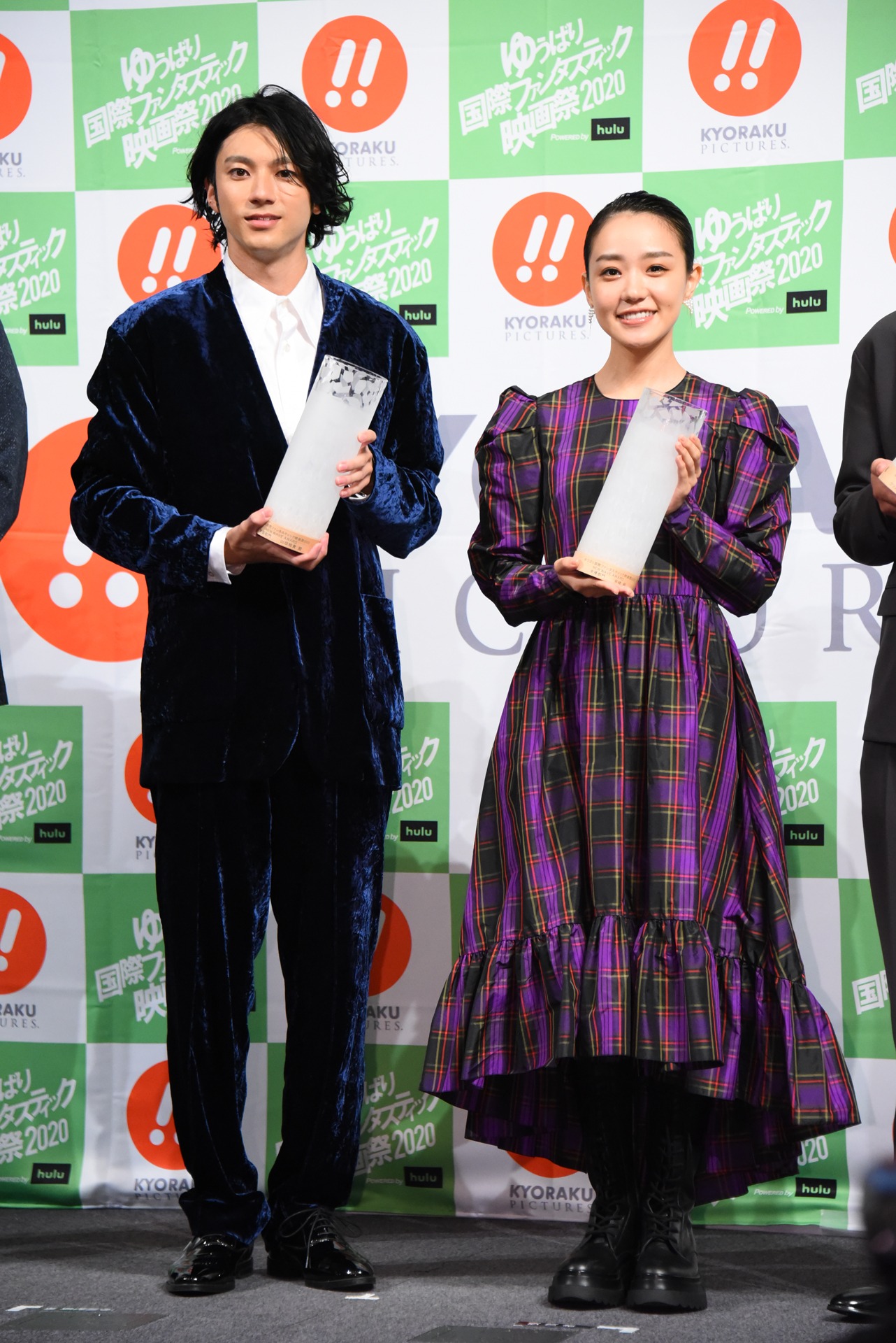 左から山田裕貴、奈緒。