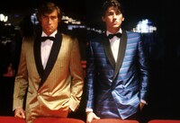 ピエール・カルダンの服をまとう男性モデル。