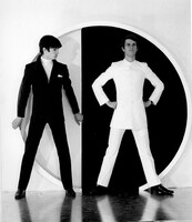 ピエール・カルダンの服をまとう男性モデル。