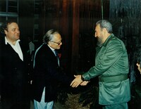 フィデル・カストロ（右）と対面したピエール・カルダン（中央）。