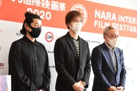 左から永瀬正敏、秋山真太郎、東川裕。