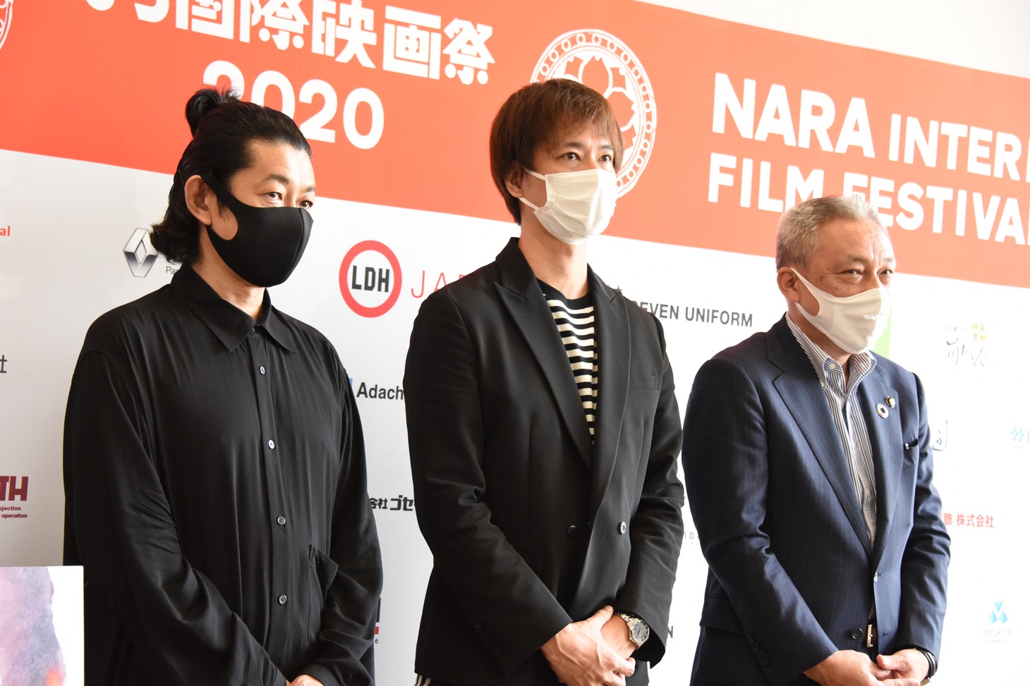 左から永瀬正敏、秋山真太郎、東川裕。