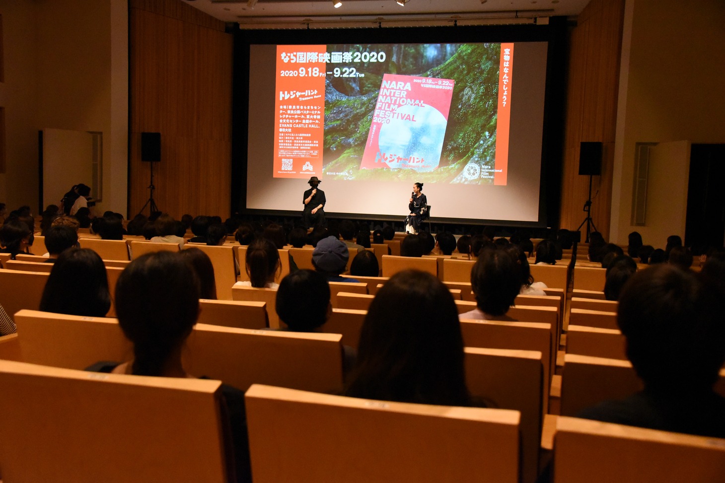 「フードロア：Life in a Box」上映後トークイベントの様子。