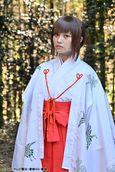桃月なしこ演じる巫女。