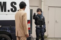 「プロジェクト・サウザー」後編より、岡田龍太郎演じる不破諫（奥）。