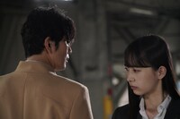 「プロジェクト・サウザー」後編より、左から丸山智己演じる与多垣ウィリアムソン、井桁弘恵演じる刃唯阿。