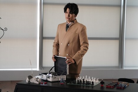 「プロジェクト・サウザー」後編より、丸山智己演じる与多垣ウィリアムソン。