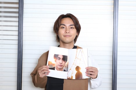 お気に入りのカットである、ニューヨークのコニーアイランドで撮影した写真を紹介する柳楽優弥。