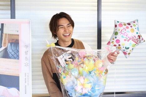 スタッフからプレゼントを渡され喜ぶ柳楽優弥。