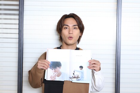 お気に入りのカットである、ドーナツを食べている写真を紹介する柳楽優弥。