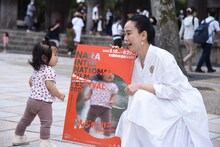 映画祭スタッフの子供（左）と河瀬直美（右）。