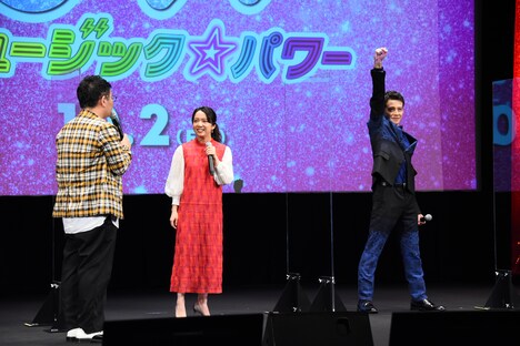 スペシャルメドレーの前に先走って拳を上げるウエンツ瑛士（右）。