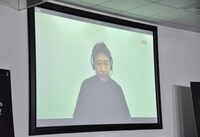 リモート会見に出席した是枝裕和。