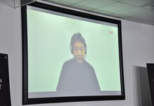 リモート会見に出席した是枝裕和。