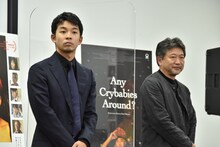 左から仲野太賀、是枝裕和。