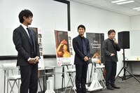 左から佐藤快磨、仲野太賀、是枝裕和。