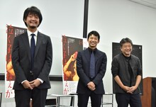 左から佐藤快磨、仲野太賀、是枝裕和。