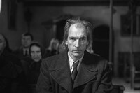 ジュリアン・サンズ演じるガルボス。