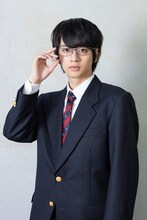 飯島寛騎演じる江畑伶人。