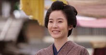 蓮佛美沙子演じる五代の妻・豊子。