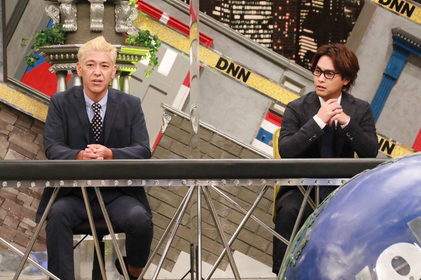 左から田村亮、柳楽優弥。